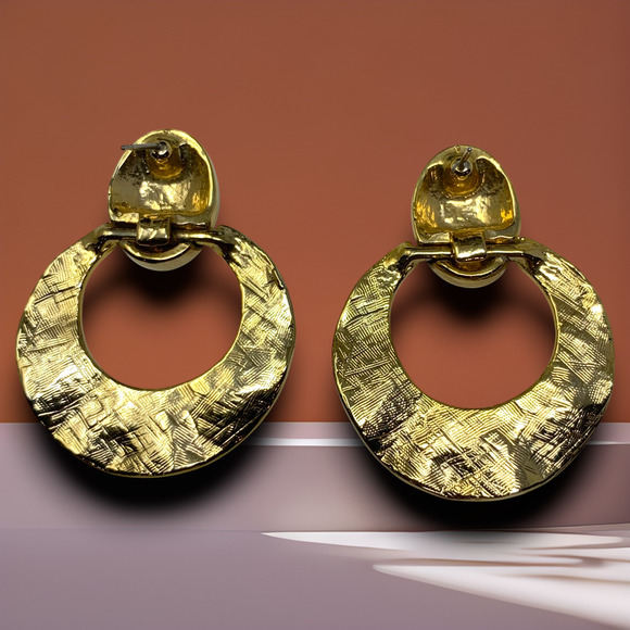 Vintage 1980s Hammered Gold Tone Green Enamel Pierced Doorknocker Earrings Mogul - Picture 2 of 5